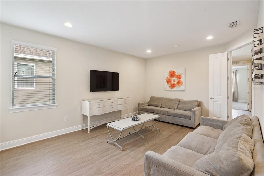 For Sale: $949,000 (10 beds, 10 baths, 4733 Square Feet)