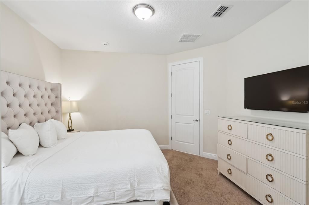 For Sale: $949,000 (10 beds, 10 baths, 4733 Square Feet)