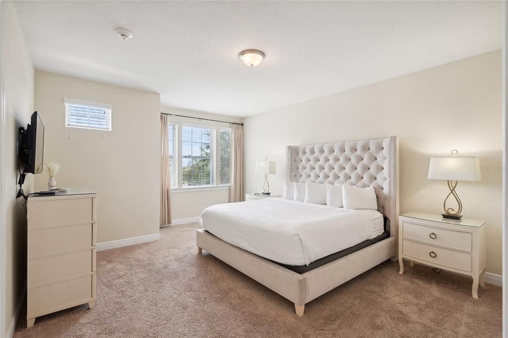 For Sale: $949,000 (10 beds, 10 baths, 4733 Square Feet)