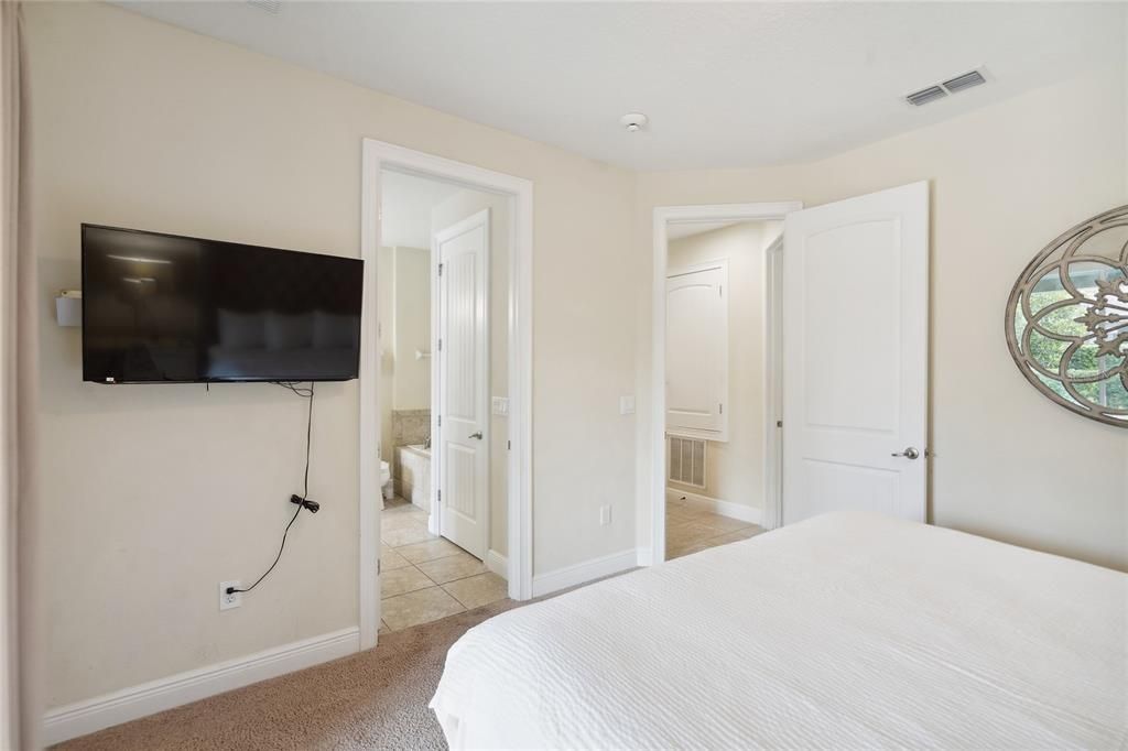 For Sale: $949,000 (10 beds, 10 baths, 4733 Square Feet)