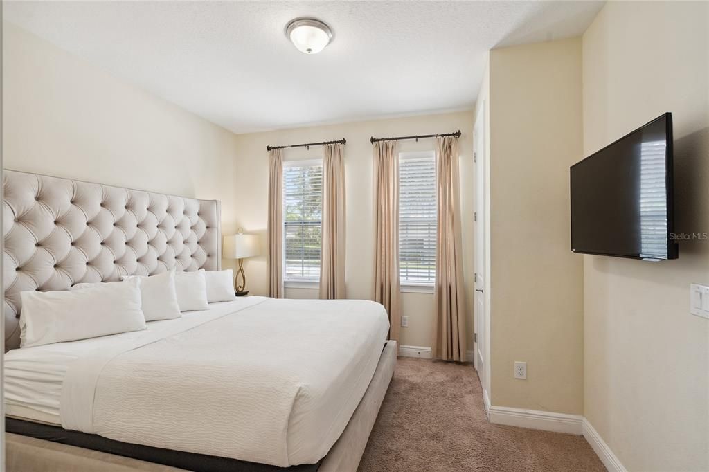 For Sale: $949,000 (10 beds, 10 baths, 4733 Square Feet)