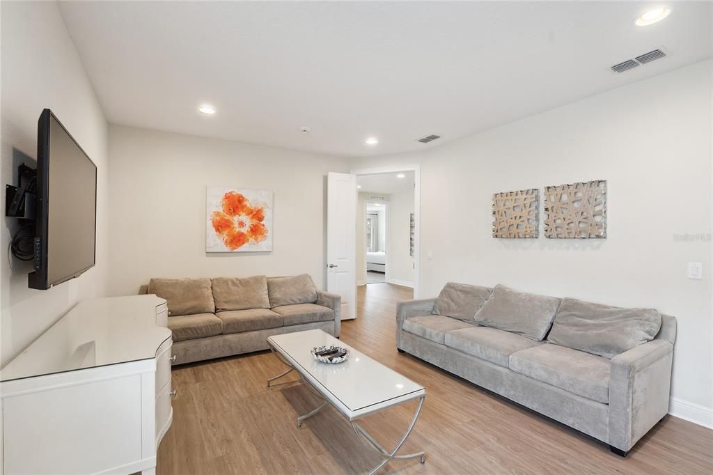 For Sale: $949,000 (10 beds, 10 baths, 4733 Square Feet)