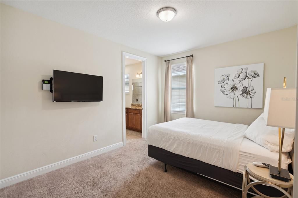 For Sale: $949,000 (10 beds, 10 baths, 4733 Square Feet)