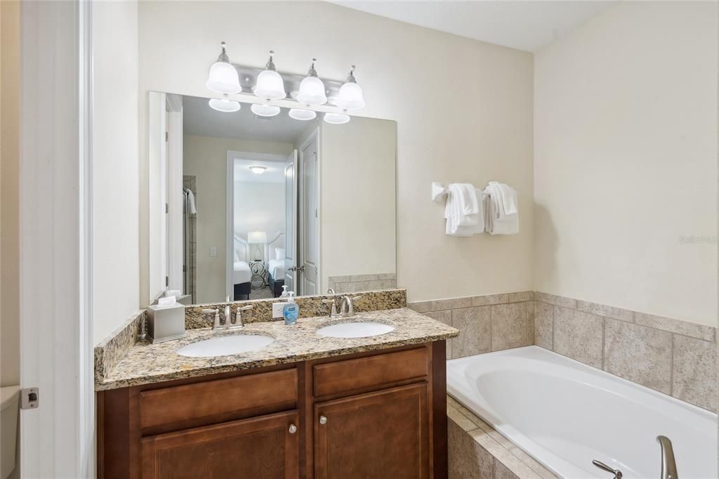 For Sale: $949,000 (10 beds, 10 baths, 4733 Square Feet)