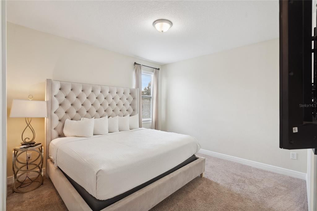 For Sale: $949,000 (10 beds, 10 baths, 4733 Square Feet)