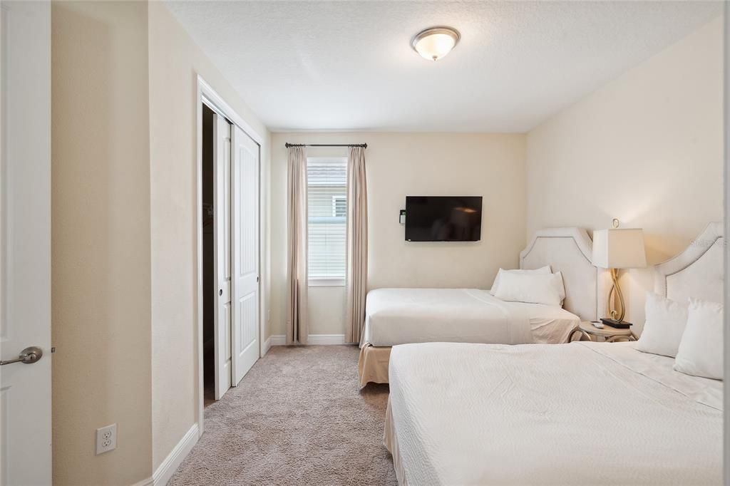 For Sale: $949,000 (10 beds, 10 baths, 4733 Square Feet)