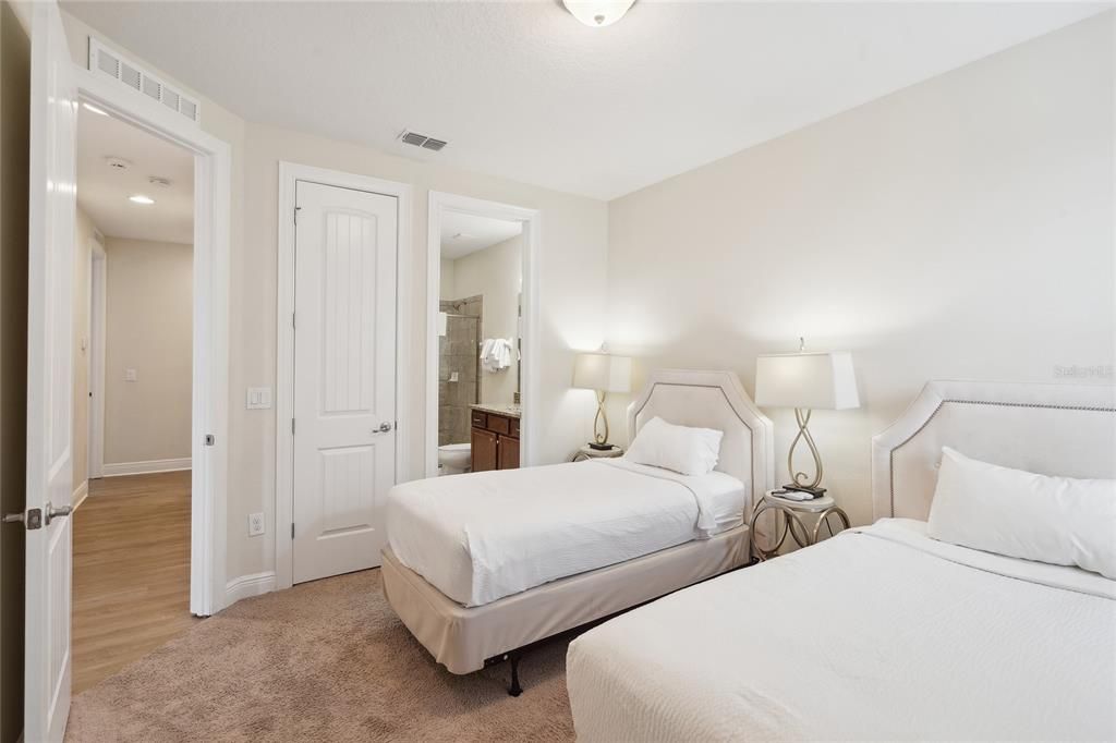 For Sale: $949,000 (10 beds, 10 baths, 4733 Square Feet)