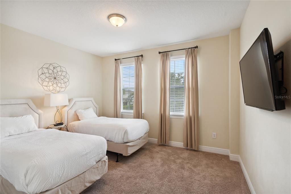 For Sale: $949,000 (10 beds, 10 baths, 4733 Square Feet)