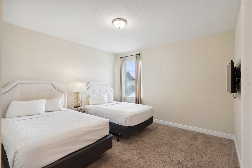 For Sale: $949,000 (10 beds, 10 baths, 4733 Square Feet)