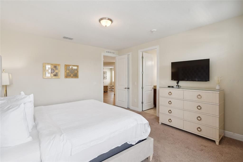 For Sale: $949,000 (10 beds, 10 baths, 4733 Square Feet)