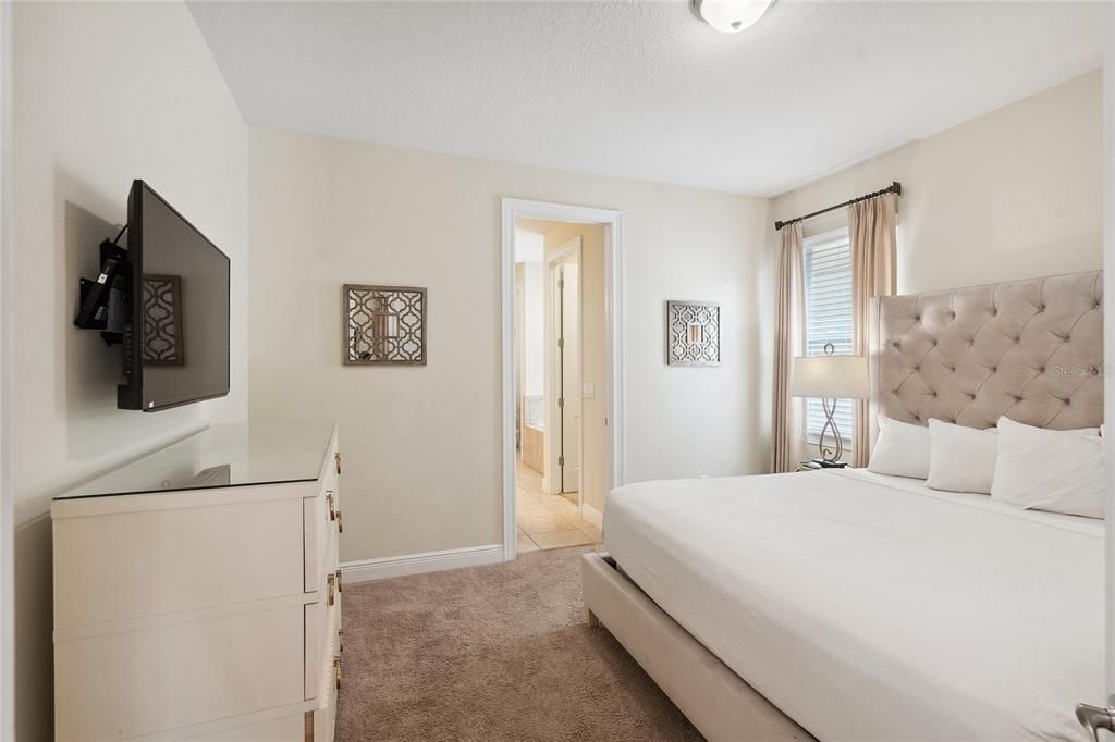 For Sale: $949,000 (10 beds, 10 baths, 4733 Square Feet)