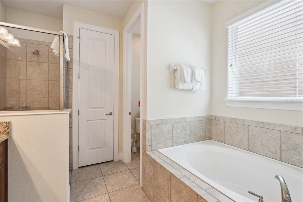 For Sale: $949,000 (10 beds, 10 baths, 4733 Square Feet)