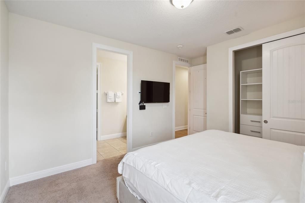 For Sale: $949,000 (10 beds, 10 baths, 4733 Square Feet)