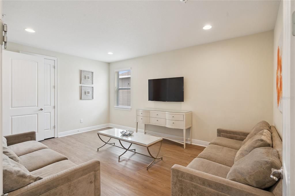 For Sale: $949,000 (10 beds, 10 baths, 4733 Square Feet)