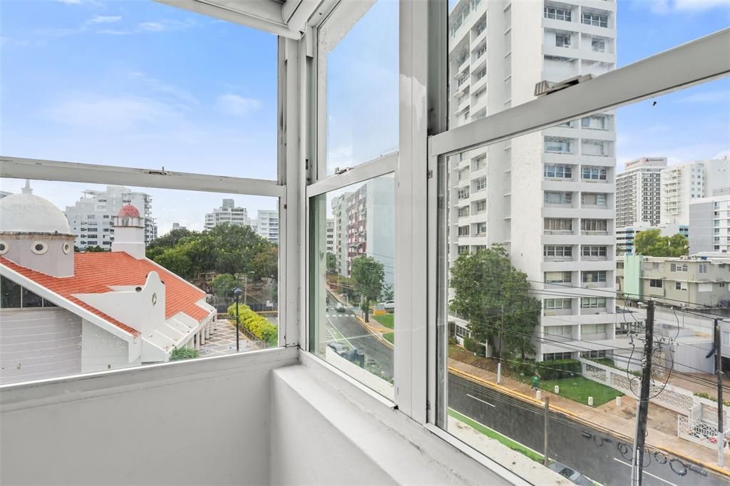 For Sale: $350,000 (2 beds, 1 baths, 466 Square Feet)