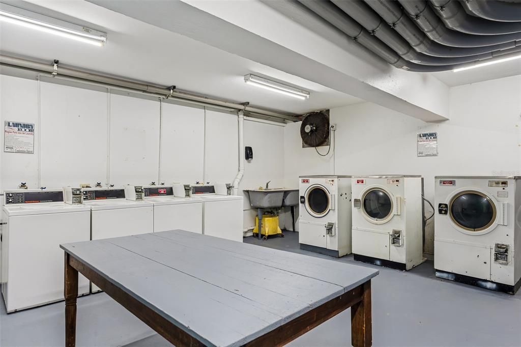 For Sale: $350,000 (2 beds, 1 baths, 466 Square Feet)