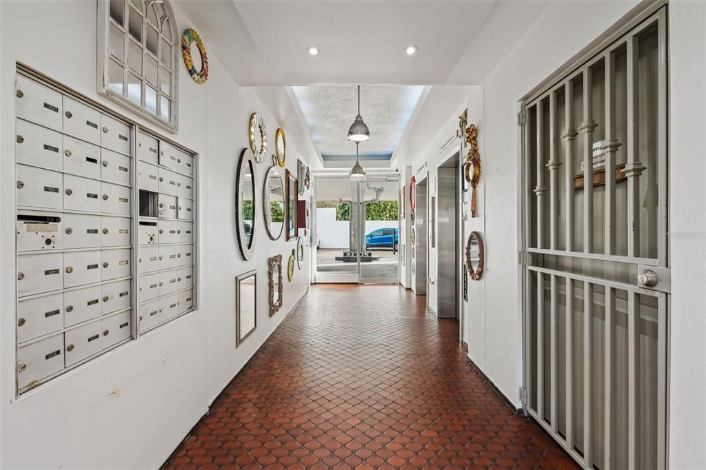 For Sale: $350,000 (2 beds, 1 baths, 466 Square Feet)