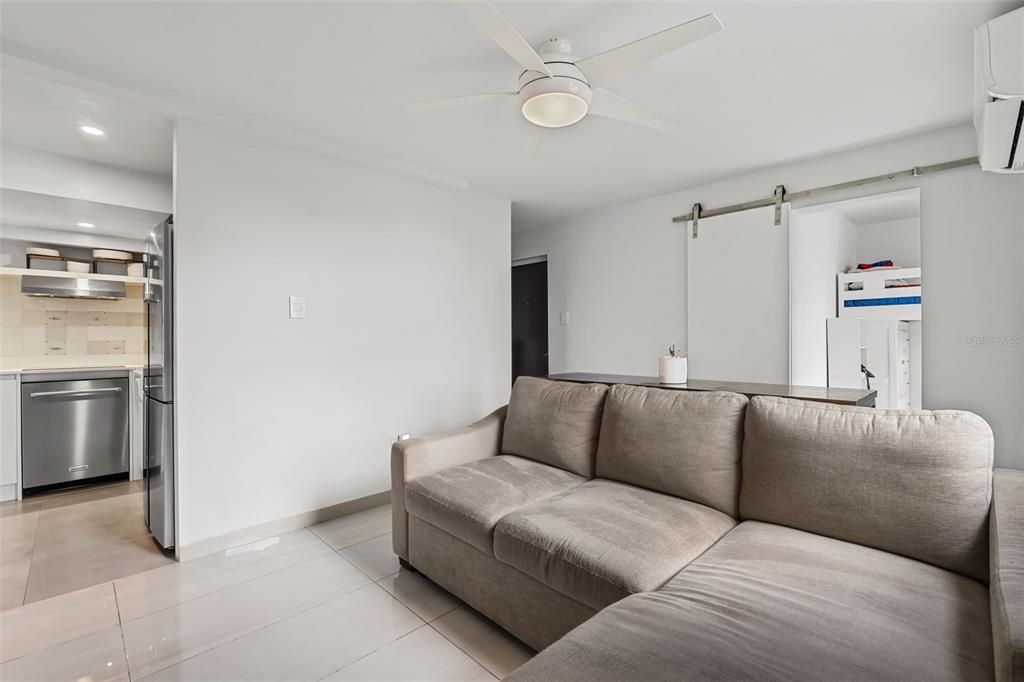 For Sale: $350,000 (2 beds, 1 baths, 466 Square Feet)