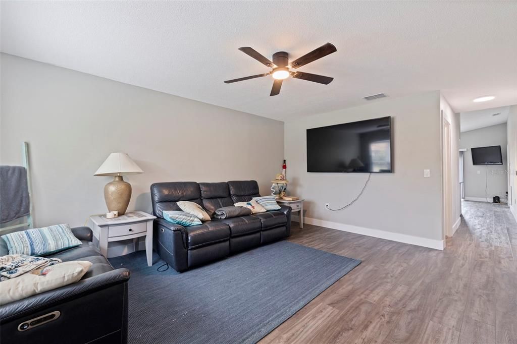 For Sale: $479,900 (3 beds, 2 baths, 1293 Square Feet)