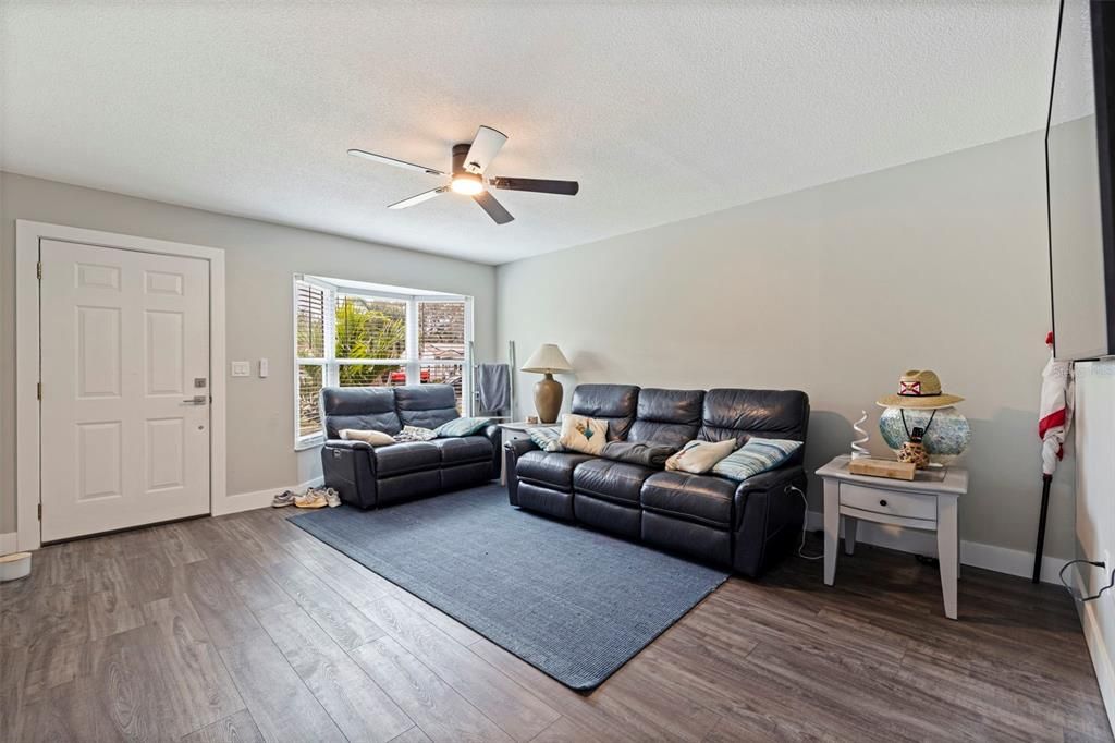 For Sale: $479,900 (3 beds, 2 baths, 1293 Square Feet)