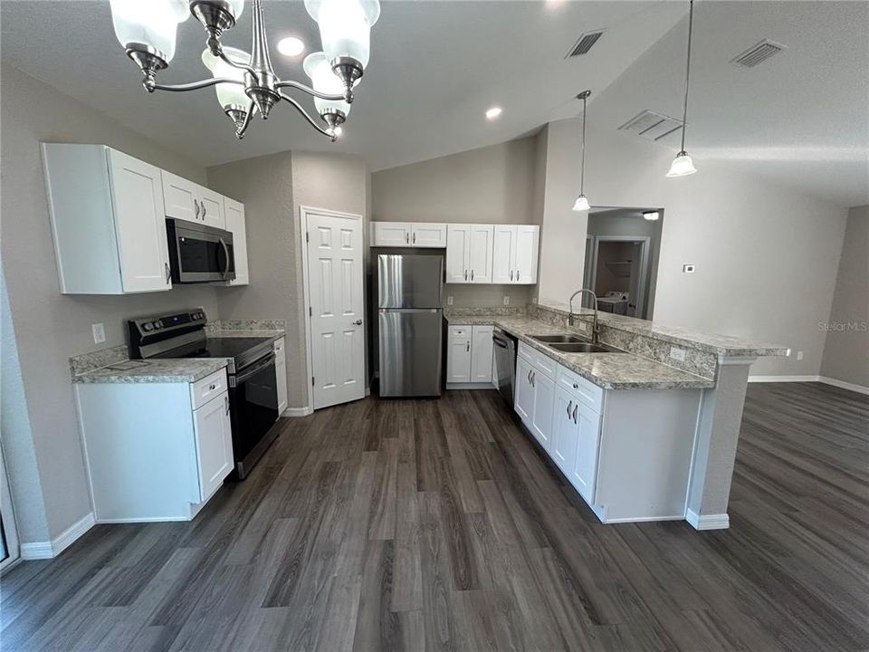 For Rent: $1,700 (3 beds, 2 baths, 1407 Square Feet)