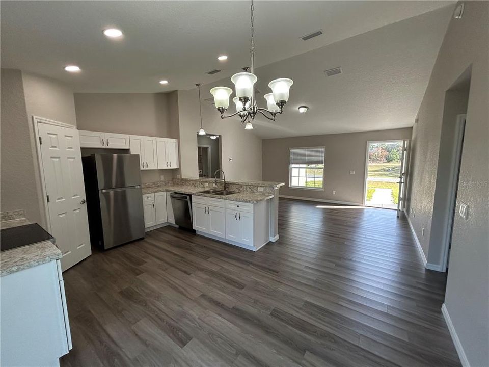 For Rent: $1,700 (3 beds, 2 baths, 1407 Square Feet)