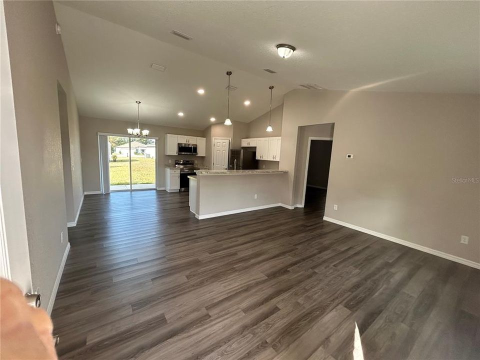 For Rent: $1,700 (3 beds, 2 baths, 1407 Square Feet)