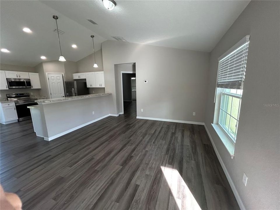 For Rent: $1,700 (3 beds, 2 baths, 1407 Square Feet)