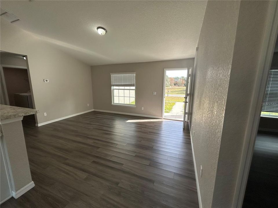 For Rent: $1,700 (3 beds, 2 baths, 1407 Square Feet)