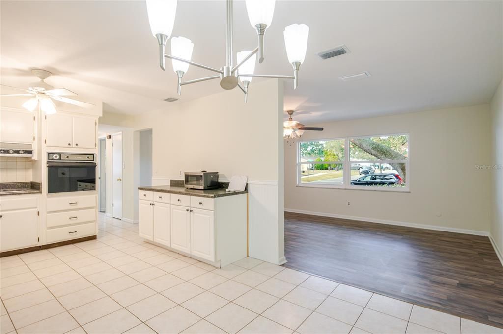 For Sale: $375,000 (2 beds, 2 baths, 1184 Square Feet)
