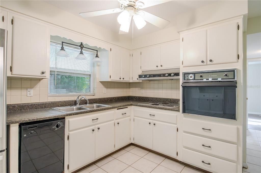 For Sale: $375,000 (2 beds, 2 baths, 1184 Square Feet)
