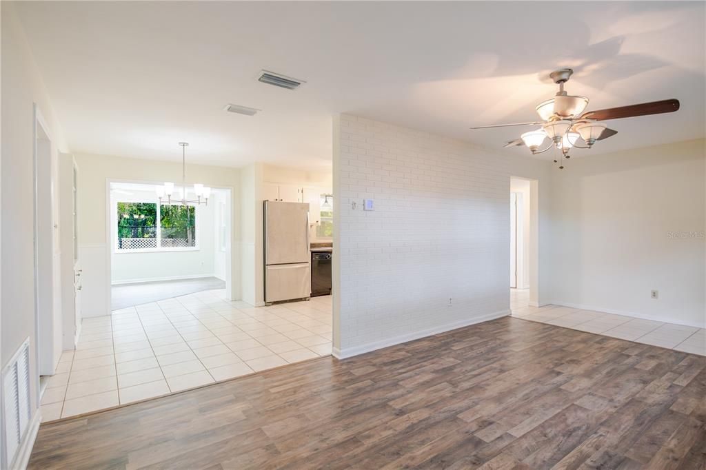 For Sale: $375,000 (2 beds, 2 baths, 1184 Square Feet)