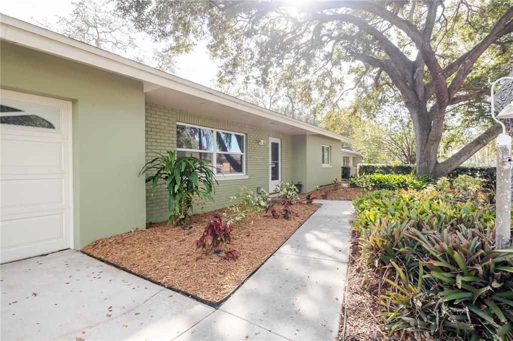 For Sale: $375,000 (2 beds, 2 baths, 1184 Square Feet)