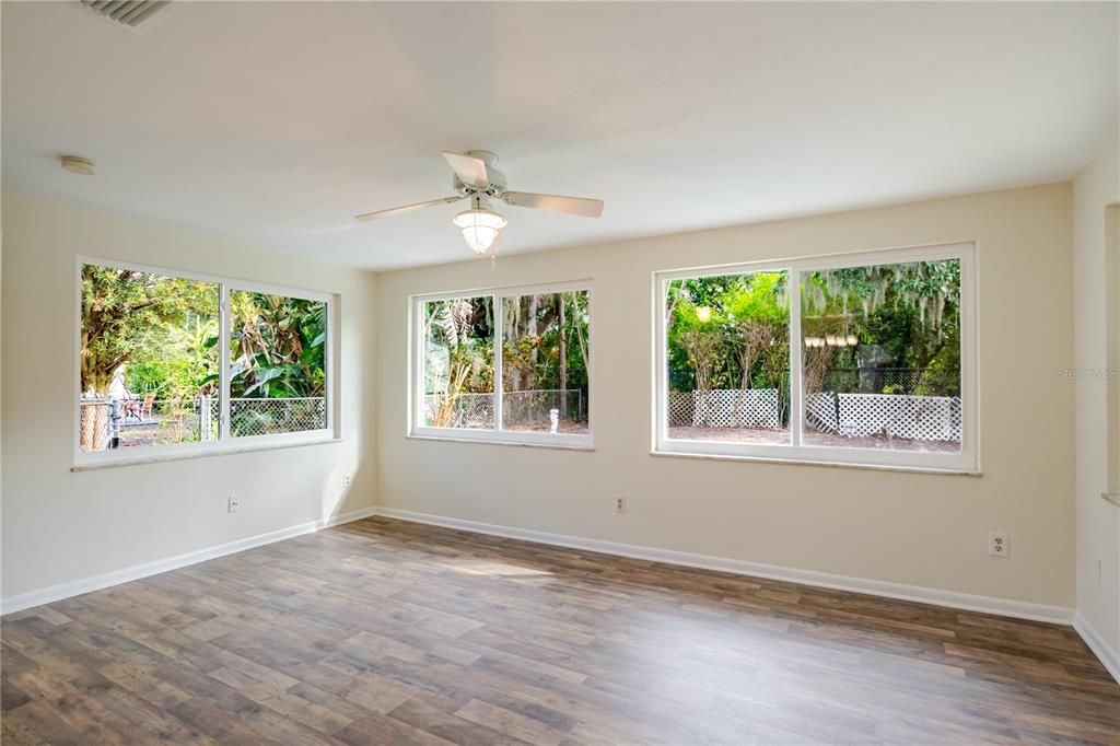 For Sale: $375,000 (2 beds, 2 baths, 1184 Square Feet)