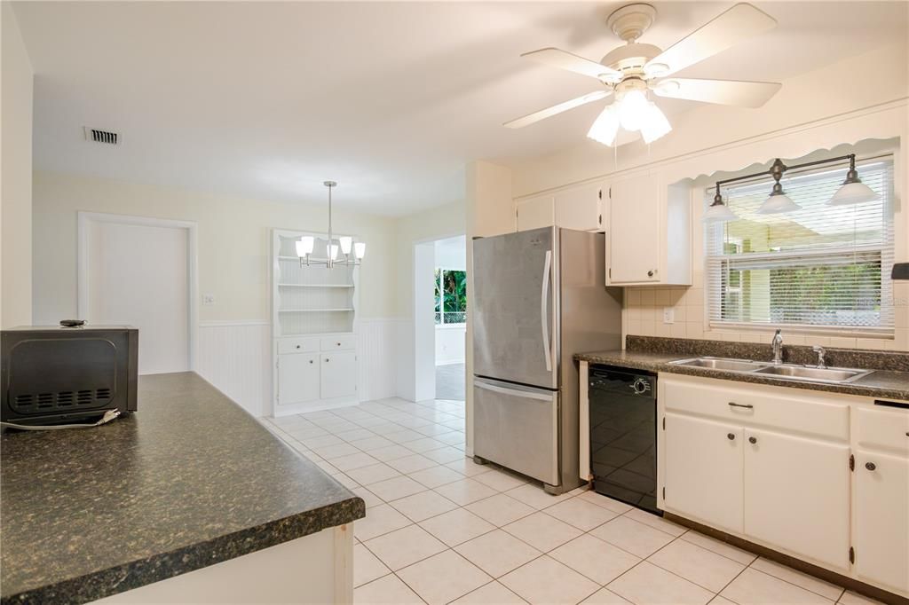 For Sale: $375,000 (2 beds, 2 baths, 1184 Square Feet)