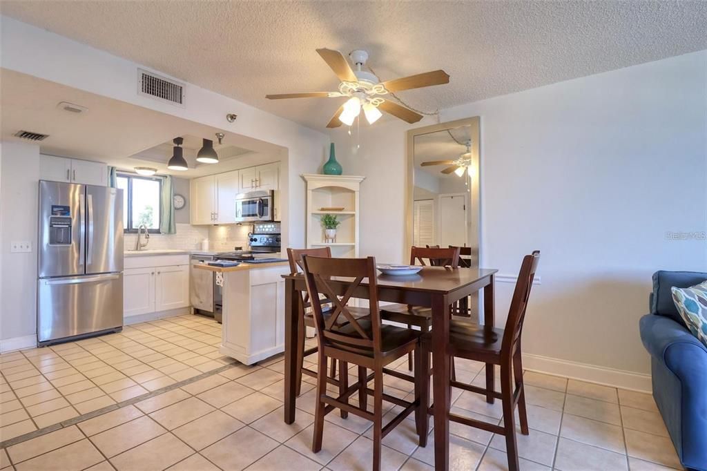 For Sale: $225,000 (1 beds, 1 baths, 733 Square Feet)