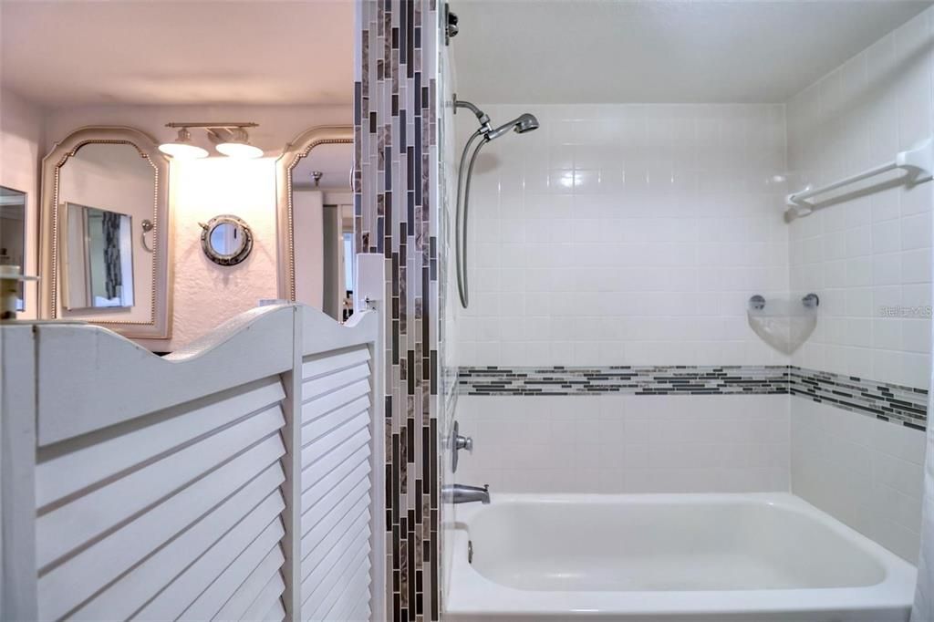 For Sale: $225,000 (1 beds, 1 baths, 733 Square Feet)