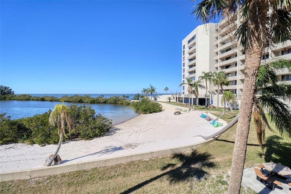 For Sale: $225,000 (1 beds, 1 baths, 733 Square Feet)