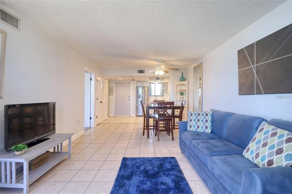 For Sale: $225,000 (1 beds, 1 baths, 733 Square Feet)