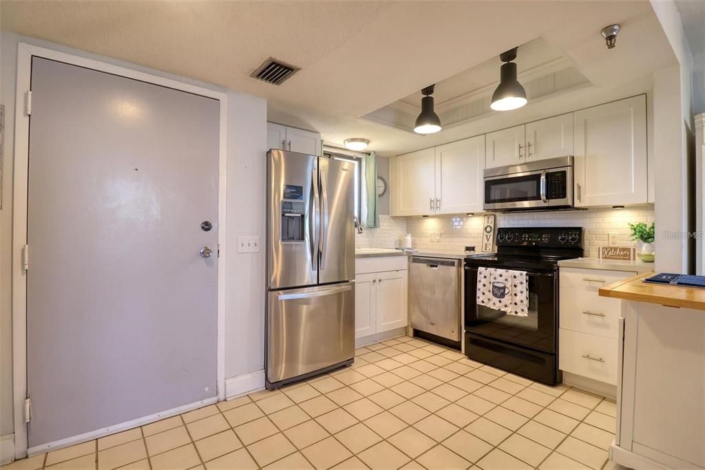 For Sale: $225,000 (1 beds, 1 baths, 733 Square Feet)