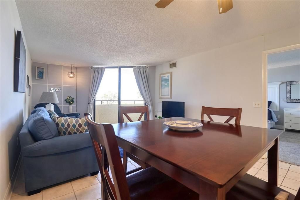 For Sale: $225,000 (1 beds, 1 baths, 733 Square Feet)