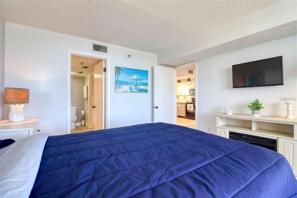 For Sale: $225,000 (1 beds, 1 baths, 733 Square Feet)