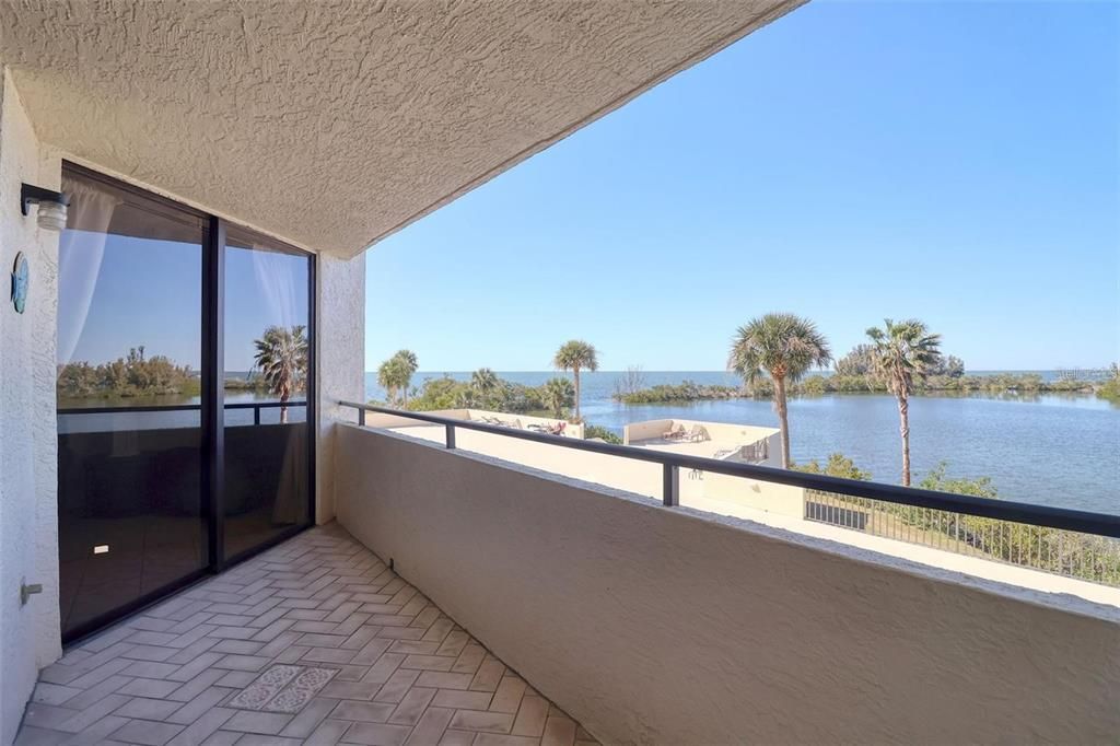 For Sale: $225,000 (1 beds, 1 baths, 733 Square Feet)