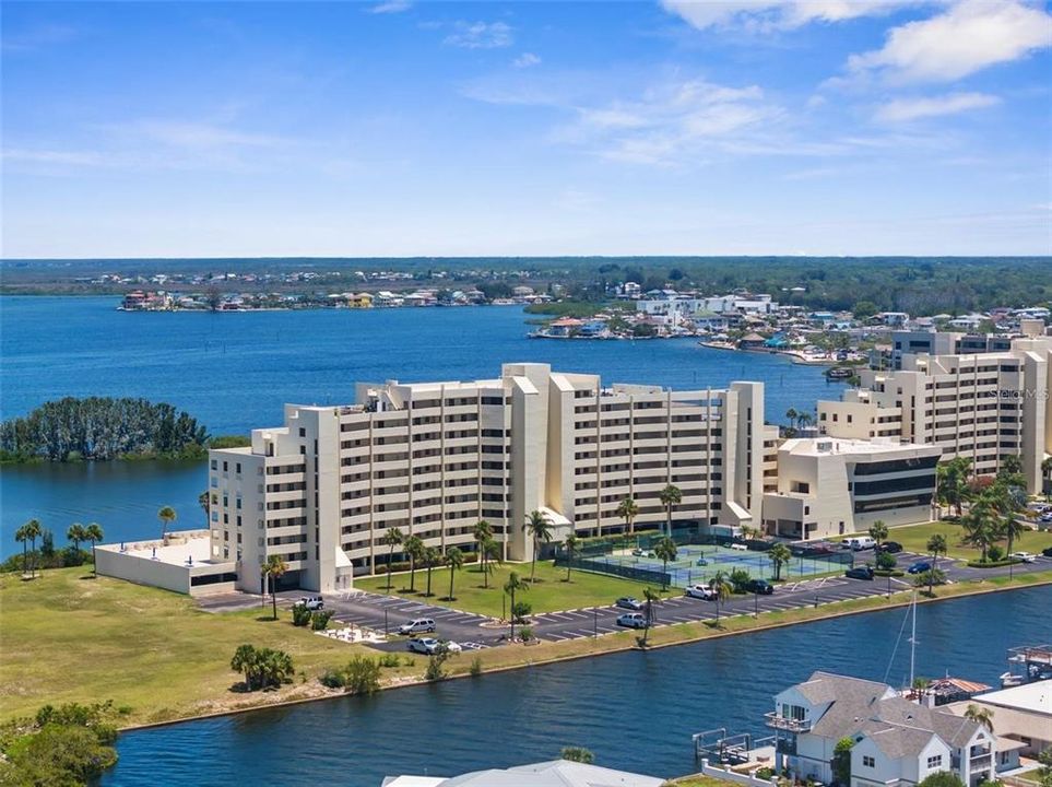 For Sale: $225,000 (1 beds, 1 baths, 733 Square Feet)