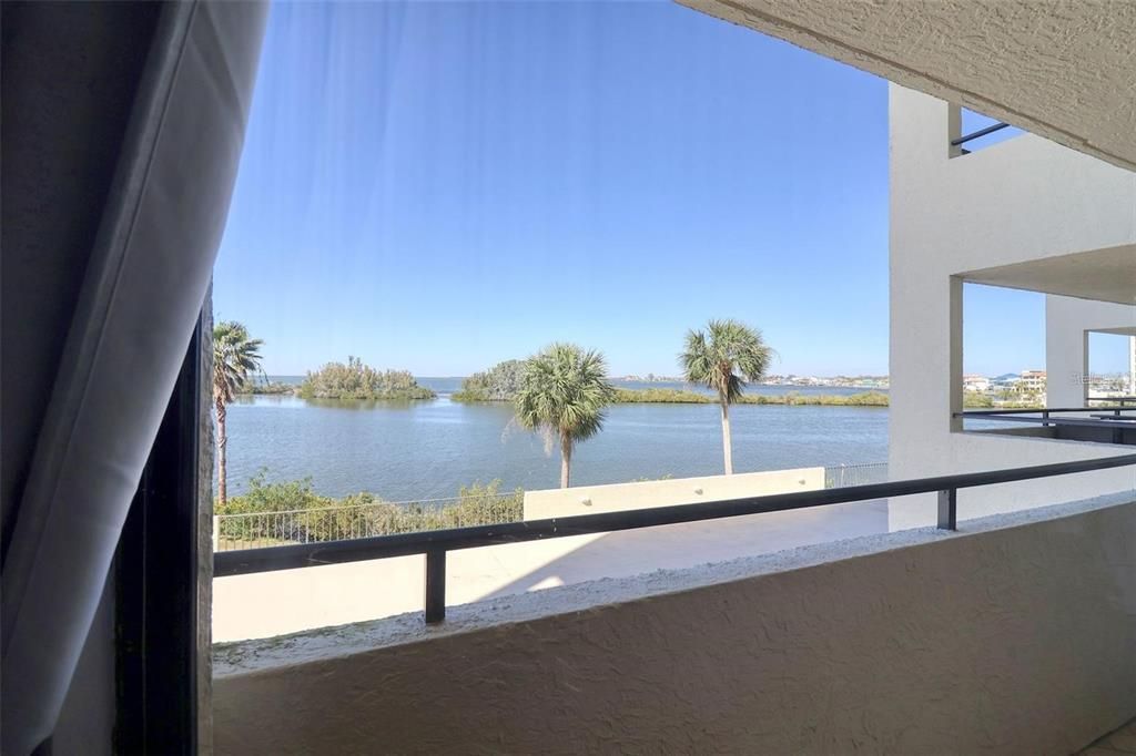 For Sale: $225,000 (1 beds, 1 baths, 733 Square Feet)