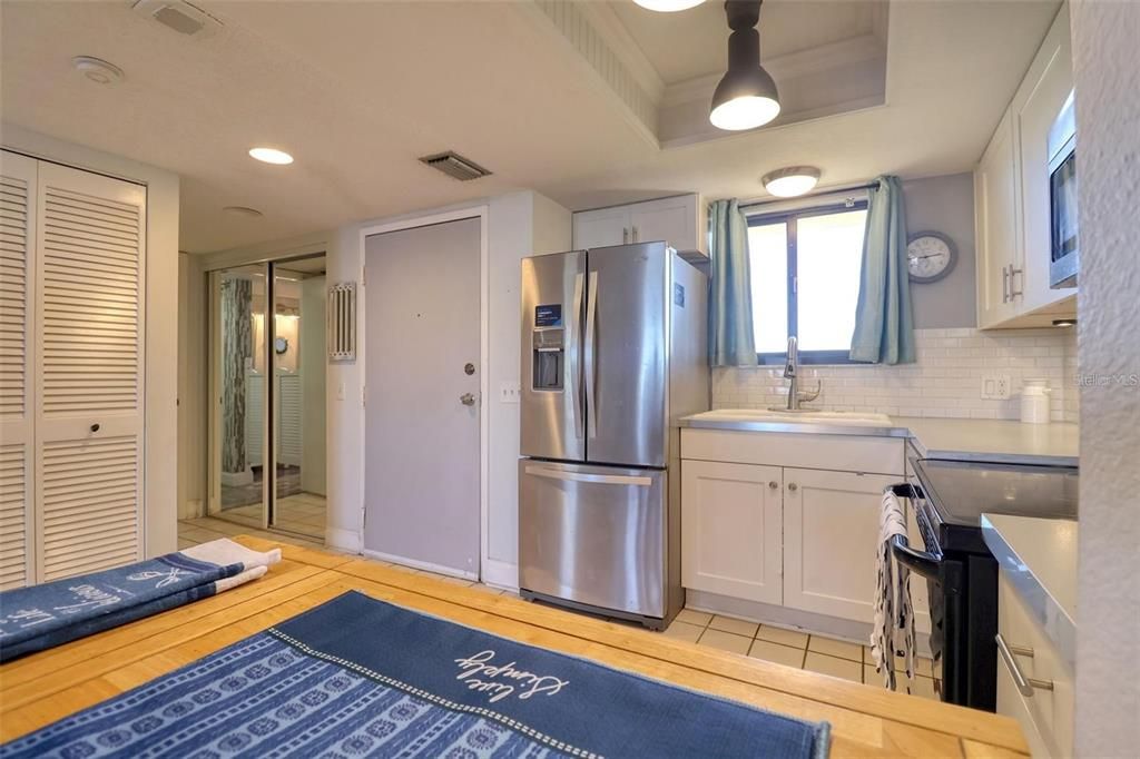 For Sale: $225,000 (1 beds, 1 baths, 733 Square Feet)