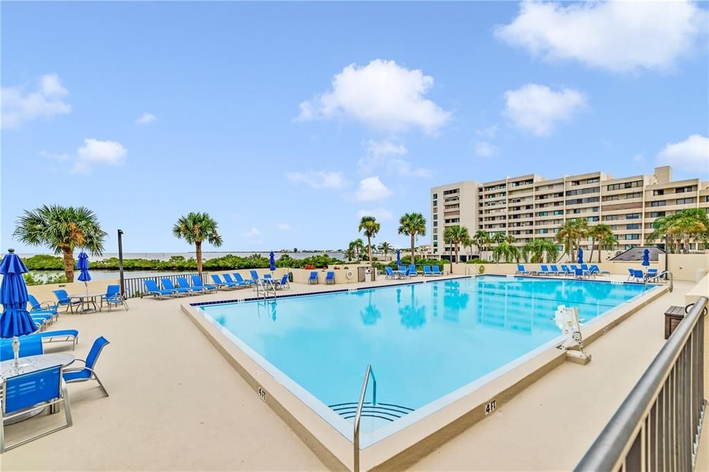 For Sale: $225,000 (1 beds, 1 baths, 733 Square Feet)