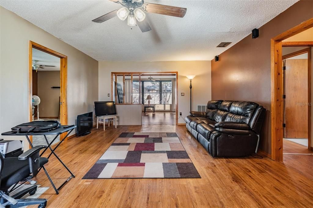 For Sale: $239,000 (2 beds, 2 baths, 1392 Square Feet)