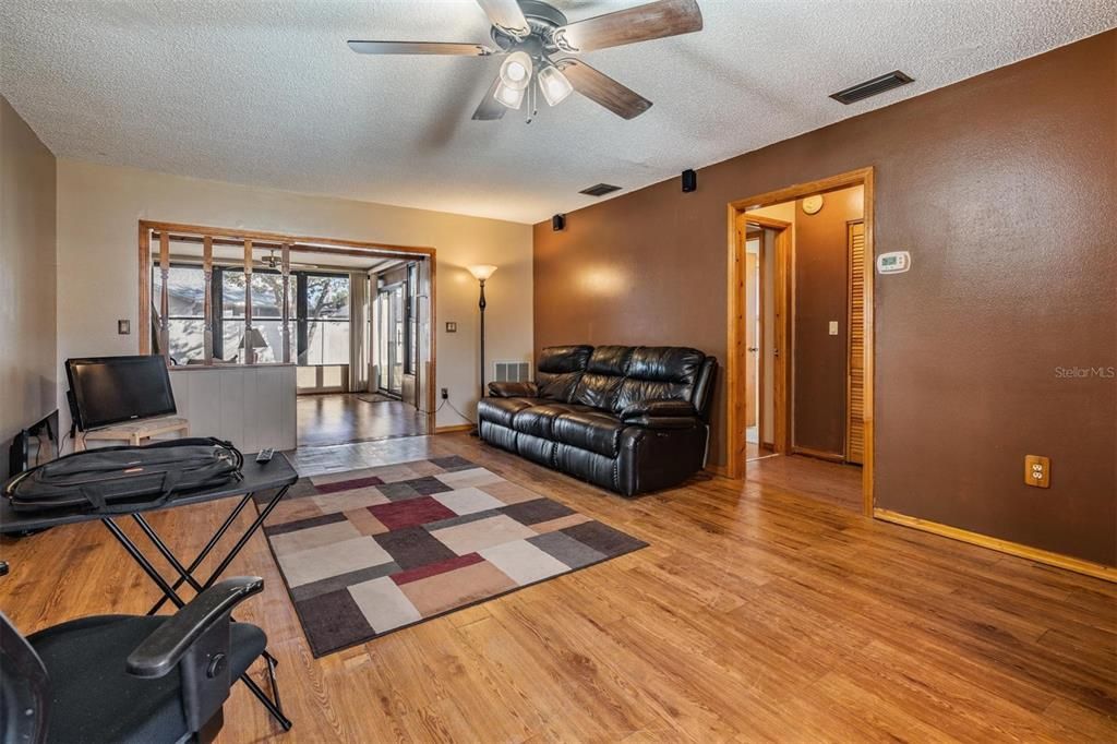 For Sale: $239,000 (2 beds, 2 baths, 1392 Square Feet)