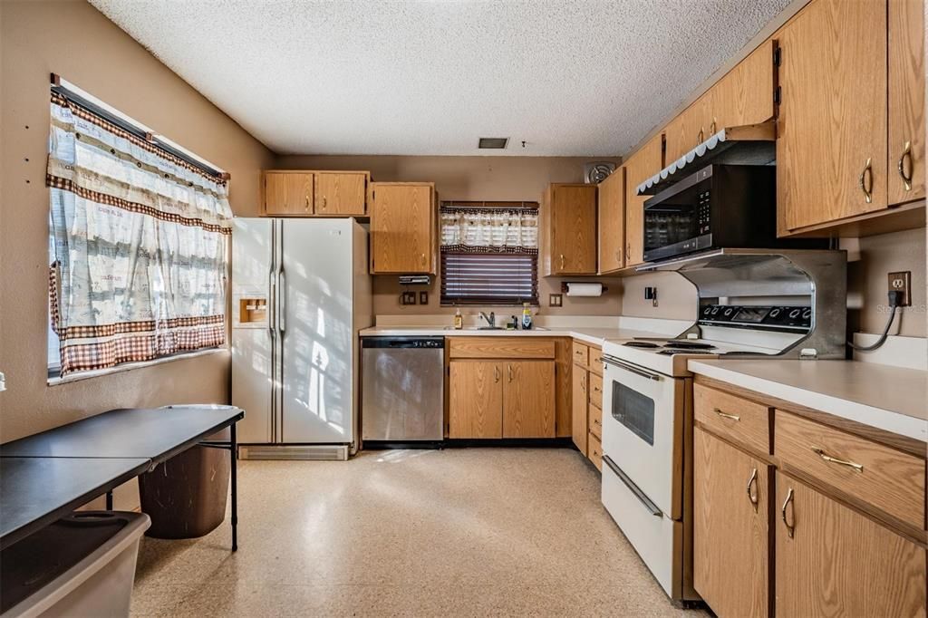 For Sale: $239,000 (2 beds, 2 baths, 1392 Square Feet)